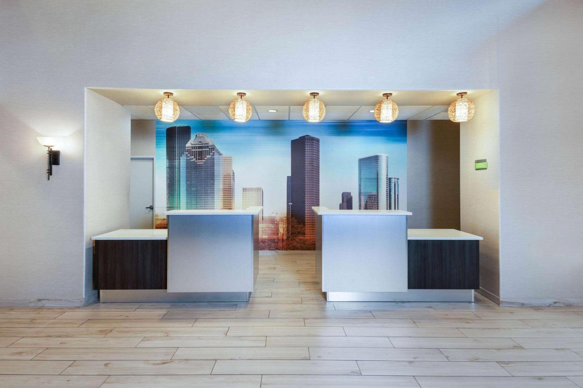 Отель La Quinta By Wyndham Houston Energy Corridor Экстерьер фото
