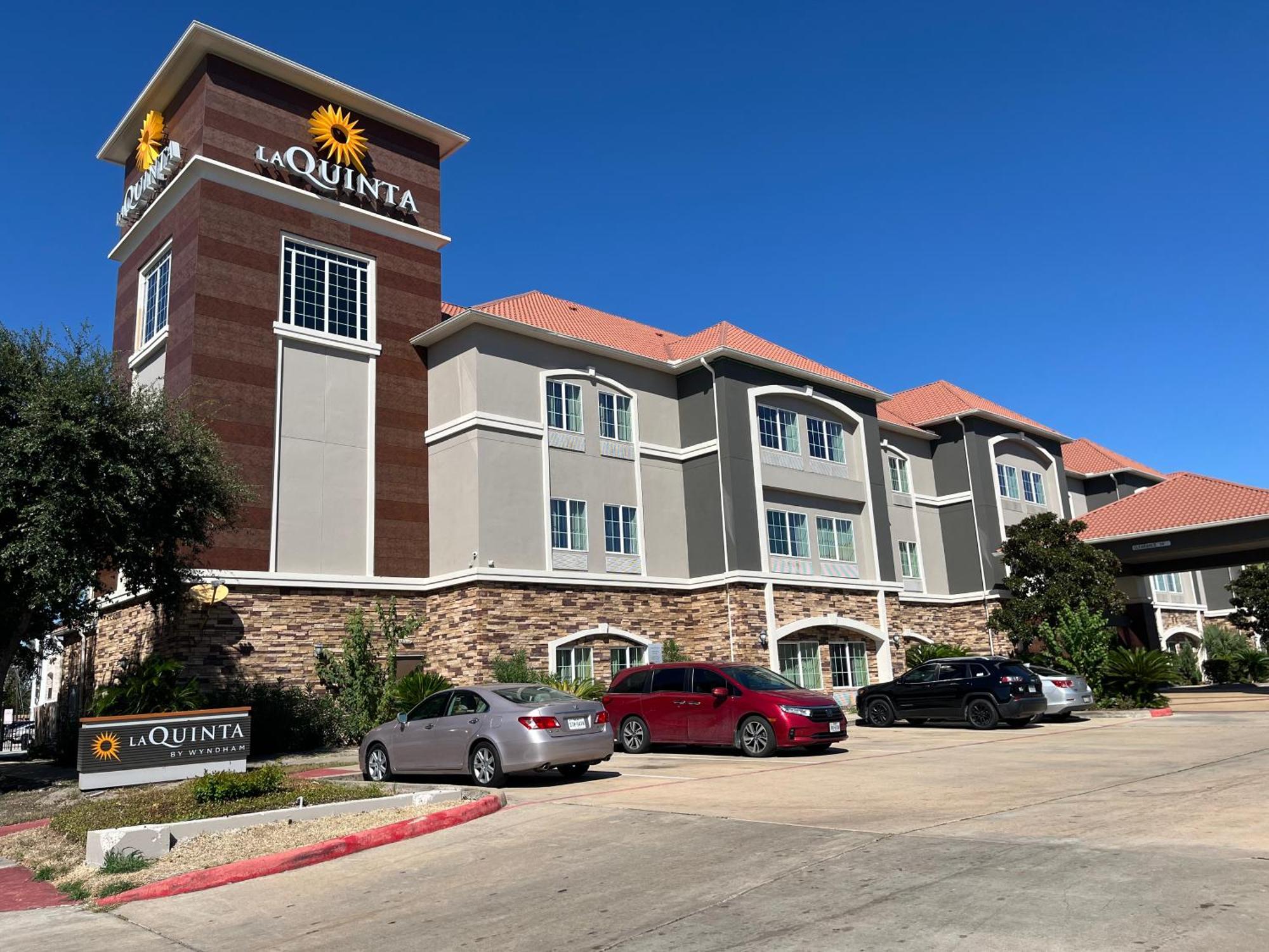 Отель La Quinta By Wyndham Houston Energy Corridor Экстерьер фото