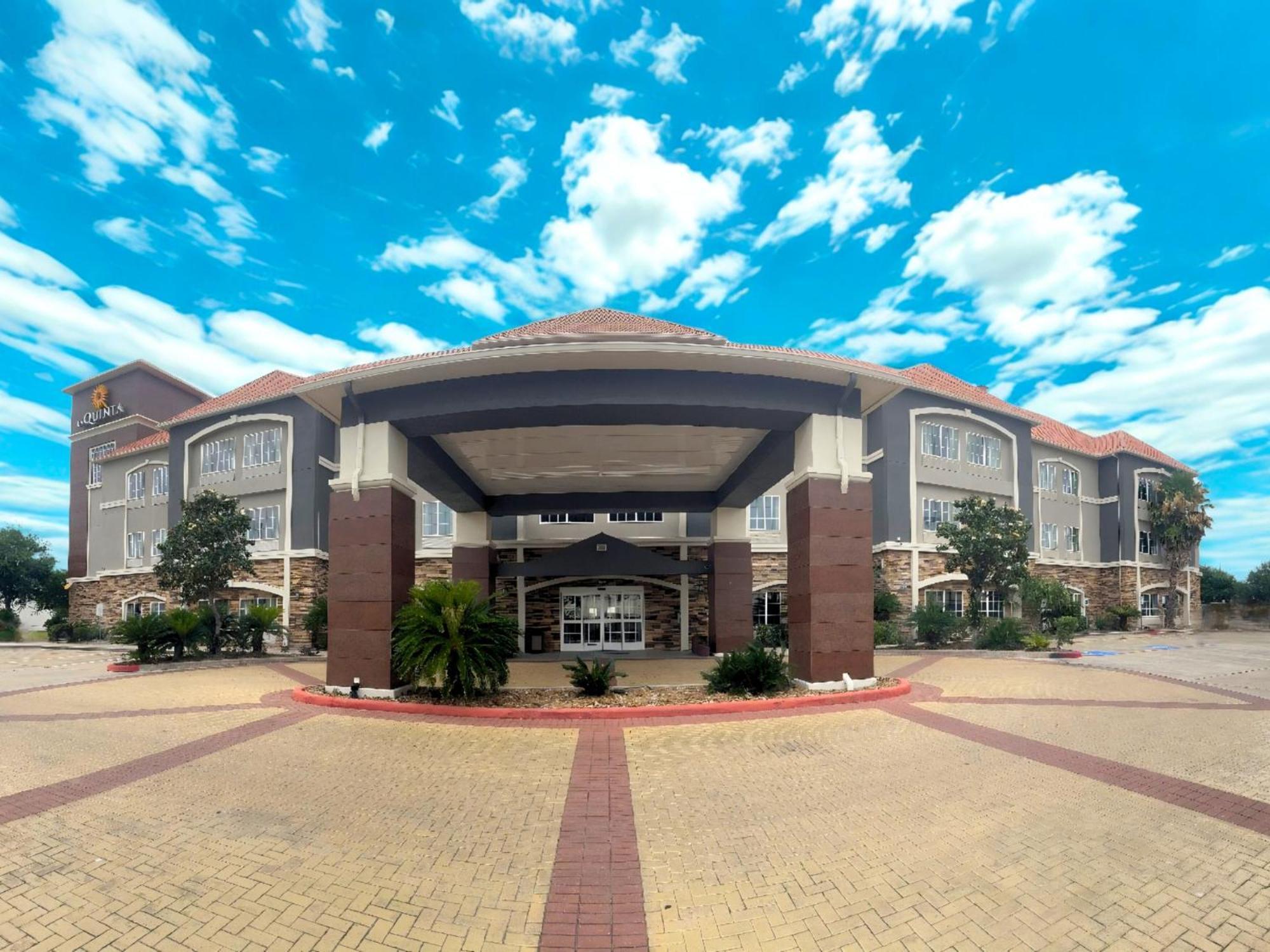 Отель La Quinta By Wyndham Houston Energy Corridor Экстерьер фото