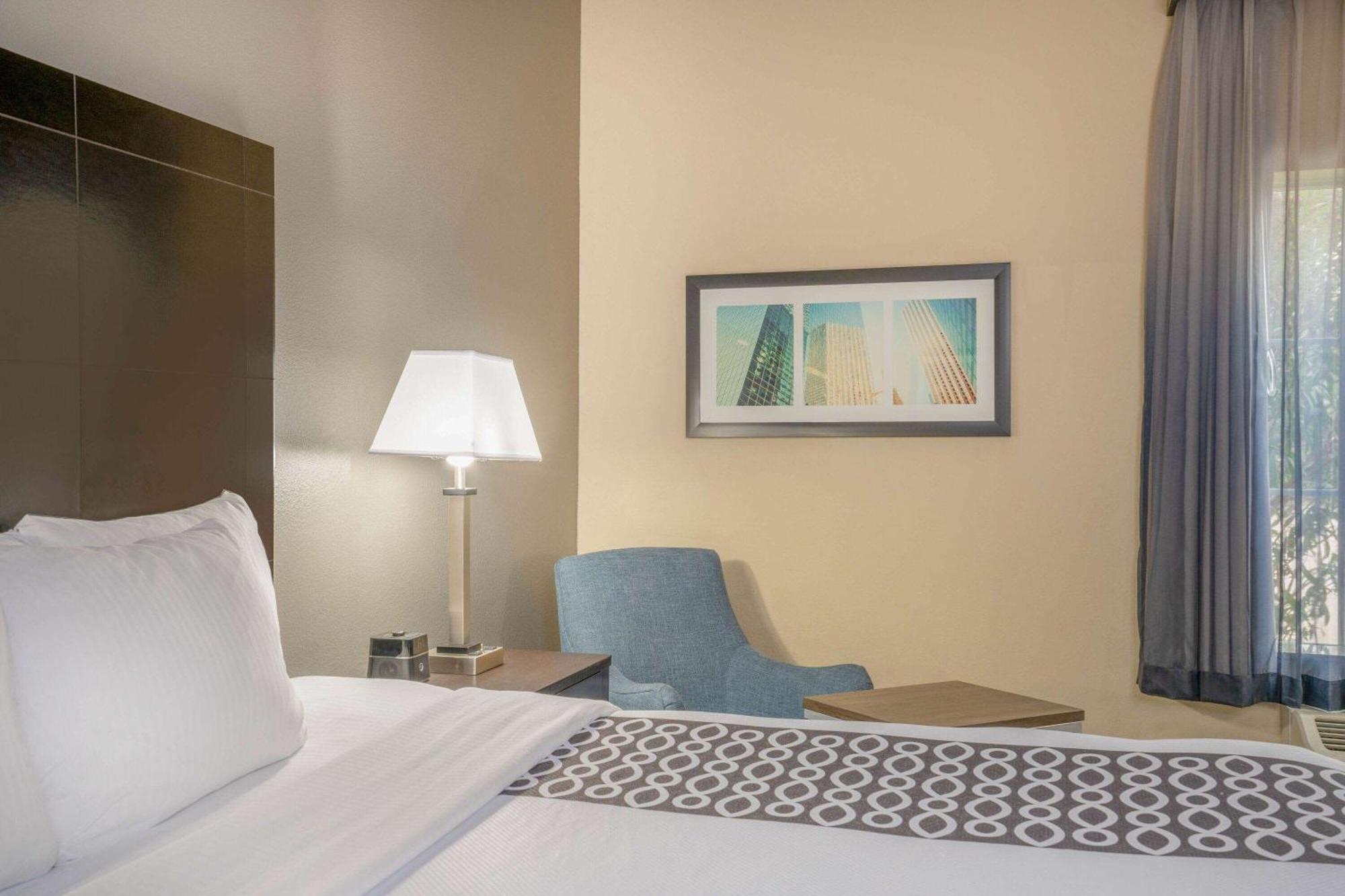 Отель La Quinta By Wyndham Houston Energy Corridor Экстерьер фото
